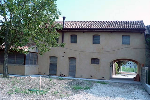 Progetto di ristrutturazione di un antico fabbricato rurale ad uso residenza, con tecniche di bioedilizia e studio degli interni.