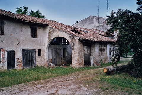 Progetto di ristrutturazione di un antico fabbricato rurale ad uso residenza, con tecniche di bioedilizia e studio degli interni.