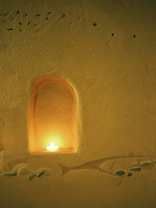 Ristrutturazione e ampliamento, con tecniche di bioedilizia, di un fabbricato ad uso residenza, Bed & Breakfast e annesso rustico. Intonaci in terra cruda con intrusioni.