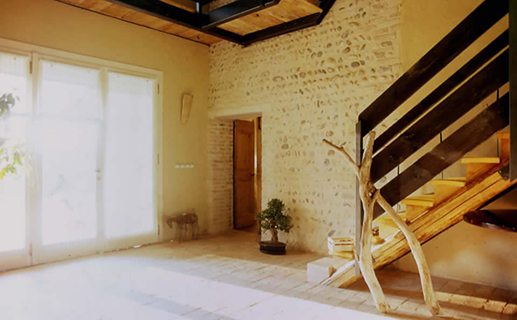 Ristrutturazione e ampliamento, con tecniche di bioedilizia, di un fabbricato ad uso residenza, Bed & Breakfast e annesso rustico. Intonaci in terra cruda con intrusioni.