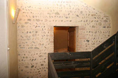 Ristrutturazione e ampliamento, con tecniche di bioedilizia, di un fabbricato ad uso residenza, Bed & Breakfast e annesso rustico. Intonaci in terra cruda con intrusioni.