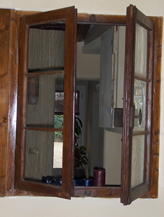 Ristrutturazione e ampliamento, con tecniche di bioedilizia, di un fabbricato ad uso residenza, Bed & Breakfast e annesso rustico. Intonaci in terra cruda con intrusioni.