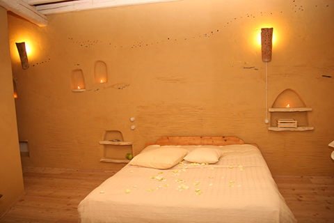 Ristrutturazione e ampliamento, con tecniche di bioedilizia, di un fabbricato ad uso residenza, Bed & Breakfast e annesso rustico. Intonaci in terra cruda con intrusioni.
