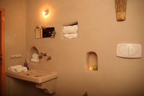 Ristrutturazione e ampliamento, con tecniche di bioedilizia, di un fabbricato ad uso residenza, Bed & Breakfast e annesso rustico. Intonaci in terra cruda con intrusioni.