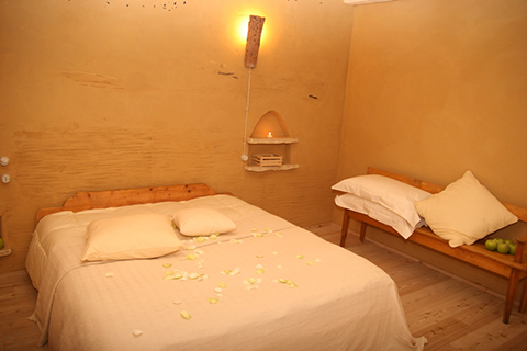 Ristrutturazione e ampliamento, con tecniche di bioedilizia, di un fabbricato ad uso residenza, Bed & Breakfast e annesso rustico. Intonaci in terra cruda con intrusioni.