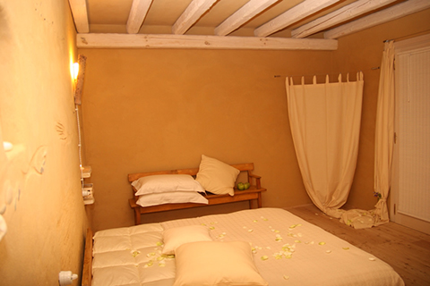 Ristrutturazione e ampliamento, con tecniche di bioedilizia, di un fabbricato ad uso residenza, Bed & Breakfast e annesso rustico. Intonaci in terra cruda con intrusioni.