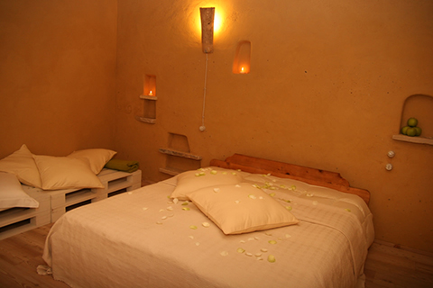Ristrutturazione e ampliamento, con tecniche di bioedilizia, di un fabbricato ad uso residenza, Bed & Breakfast e annesso rustico. Intonaci in terra cruda con intrusioni.