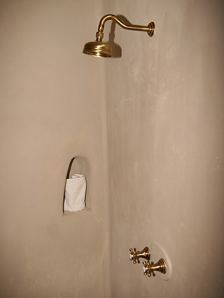 Ristrutturazione e ampliamento, con tecniche di bioedilizia, di un fabbricato ad uso residenza, Bed & Breakfast e annesso rustico. Intonaci in terra cruda con intrusioni.