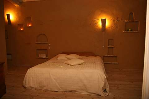 Ristrutturazione e ampliamento, con tecniche di bioedilizia, di un fabbricato ad uso residenza, Bed & Breakfast e annesso rustico. Intonaci in terra cruda con intrusioni.
