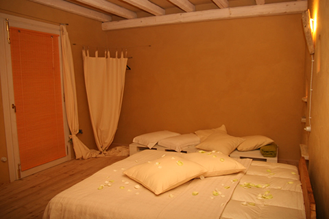 Ristrutturazione e ampliamento, con tecniche di bioedilizia, di un fabbricato ad uso residenza, Bed & Breakfast e annesso rustico. Intonaci in terra cruda con intrusioni.