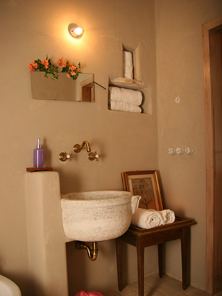 Ristrutturazione e ampliamento, con tecniche di bioedilizia, di un fabbricato ad uso residenza, Bed & Breakfast e annesso rustico. Intonaci in terra cruda con intrusioni.