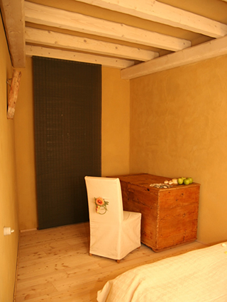 Ristrutturazione e ampliamento, con tecniche di bioedilizia, di un fabbricato ad uso residenza, Bed & Breakfast e annesso rustico. Intonaci in terra cruda con intrusioni.