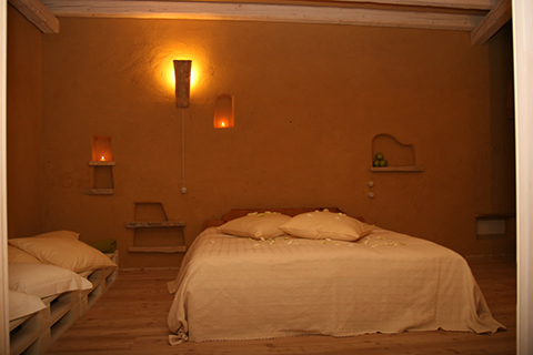 Ristrutturazione e ampliamento, con tecniche di bioedilizia, di un fabbricato ad uso residenza, Bed & Breakfast e annesso rustico. Intonaci in terra cruda con intrusioni.