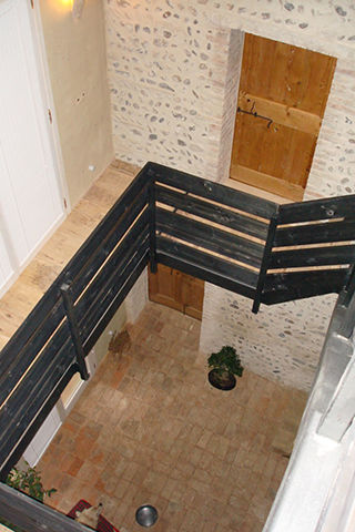 Ristrutturazione e ampliamento, con tecniche di bioedilizia, di un fabbricato ad uso residenza, Bed & Breakfast e annesso rustico. Intonaci in terra cruda con intrusioni.