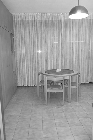 Progetto di rivisitazione stilistica di un monolocale marino anni ’80 – casa di vacanze