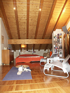 Progetto e realizzazione degli interni di un’appartamento–loft mansardato su due piani ad uso residenza.