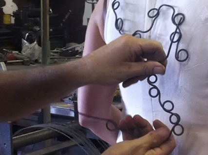 Progetto Sposa Low-Cost Green. Progetto di un abito da sposa sostenibile e naturale. Materiali: cotone grezzo, seta grezza bagnata in acqua, ferro grezzo.