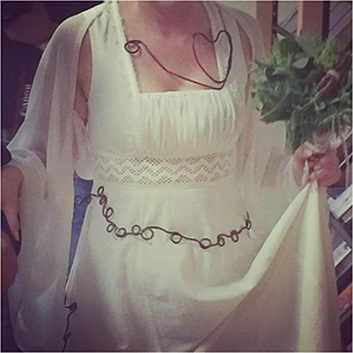 Progetto Sposa Low-Cost Green. Progetto di un abito da sposa sostenibile e naturale. Materiali: cotone grezzo, seta grezza bagnata in acqua, ferro grezzo.