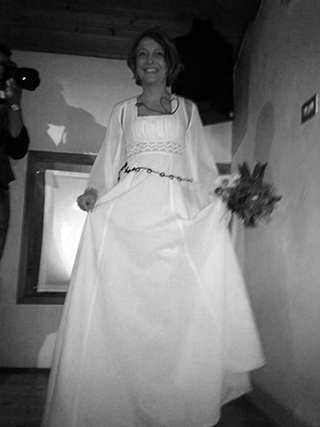 Progetto Sposa Low-Cost Green. Progetto di un abito da sposa sostenibile e naturale. Materiali: cotone grezzo, seta grezza bagnata in acqua, ferro grezzo.