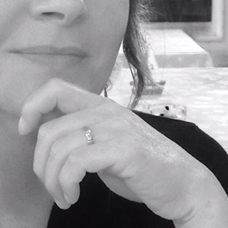 Progetto Sposa Low-Cost Green. Progetto di un abito da sposa sostenibile e naturale. Materiali: cotone grezzo, seta grezza bagnata in acqua, ferro grezzo.