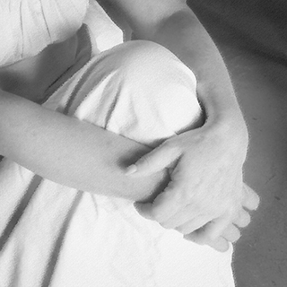 Progetto Sposa Low-Cost Green. Progetto di un abito da sposa sostenibile e naturale. Materiali: cotone grezzo, seta grezza bagnata in acqua, ferro grezzo.