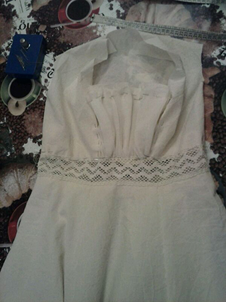 Progetto Sposa Low-Cost Green. Progetto di un abito da sposa sostenibile e naturale. Materiali: cotone grezzo, seta grezza bagnata in acqua, ferro grezzo.
