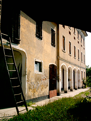 Progetto di restauro e di trasformazione con studio d’interni e di arredi, di un fabbricato rurale ad uso locale agriturismo Club Rock.