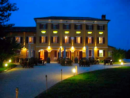 Progetto di restauro e di trasformazione con studio d’interni e di arredi, di un fabbricato rurale ad uso locale agriturismo Club Rock.