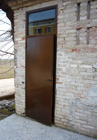 Progetto di restauro e di trasformazione con studio d’interni e di arredi, di un fabbricato rurale ad uso locale agriturismo Club Rock.