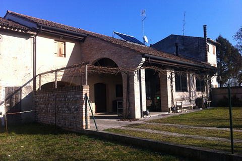 Progetto di ristrutturazione di un antico fabbricato rurale ad uso residenza, con tecniche di bioedilizia e studio degli interni.