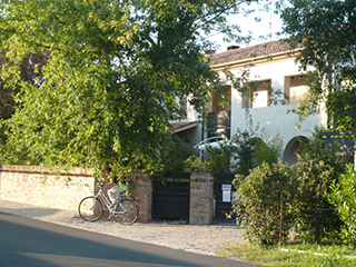 Ristrutturazione e ampliamento, con tecniche di bioedilizia, di un fabbricato ad uso residenza, Bed & Breakfast e annesso rustico.