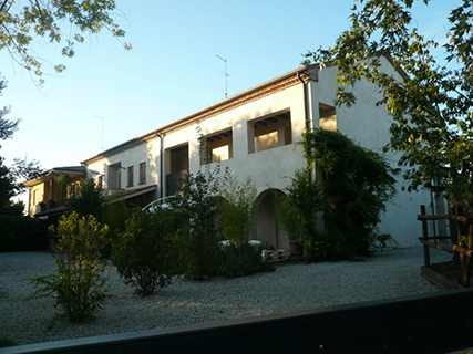 Ristrutturazione e ampliamento, con tecniche di bioedilizia, di un fabbricato ad uso residenza, Bed & Breakfast e annesso rustico.