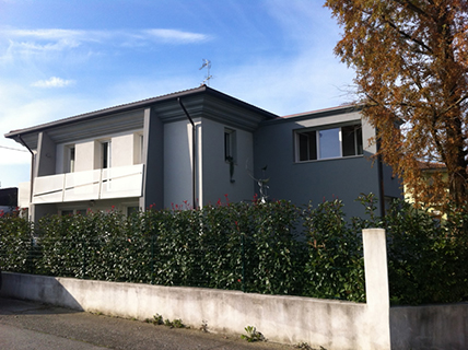 Progetto di ampliamento e ristrutturazione di un fabbricato residenziale anni 70’, con ricavo di due unità abitative.