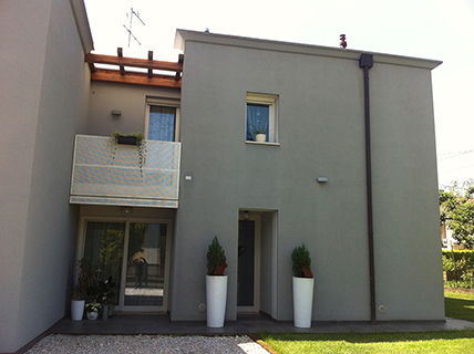 Progetto di ampliamento e ristrutturazione di un fabbricato residenziale anni 70’, con ricavo di due unità abitative.
