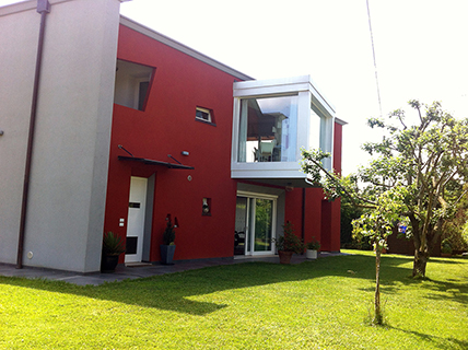 Progetto di ampliamento e ristrutturazione di un fabbricato residenziale anni 70’, con ricavo di due unità abitative.