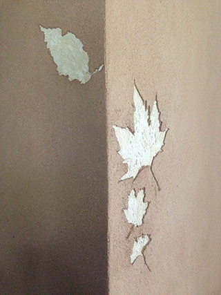 Progettazione e realizzazione di una parete con finitura in terra cruda con pattern superficiali in un’abitazione