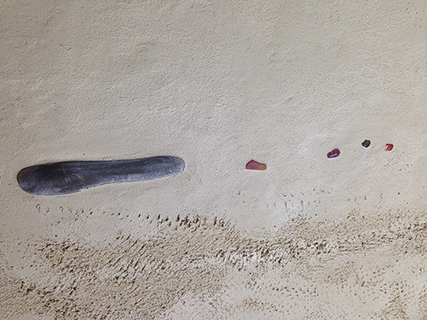 Progettazione e realizzazione di una parete con finitura in terra cruda con intrusioni e pattern superficiali in un’abitazione.