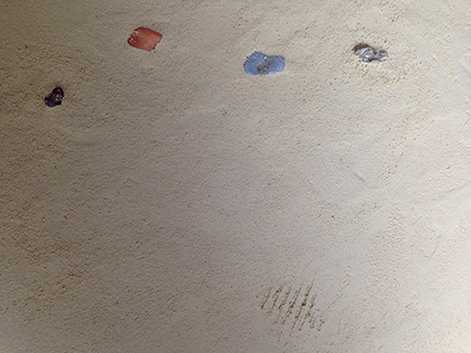 Progettazione e realizzazione di una parete con finitura in terra cruda con intrusioni e pattern superficiali in un’abitazione.