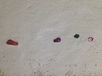 Progettazione e realizzazione di una parete con finitura in terra cruda con intrusioni e pattern superficiali in un’abitazione.