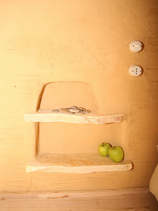 Ristrutturazione e ampliamento, con tecniche di bioedilizia, di un fabbricato ad uso residenza, Bed & Breakfast e annesso rustico. Intonaci in terra cruda con intrusioni.