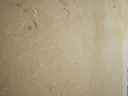 Ristrutturazione e ampliamento, con tecniche di bioedilizia, di un fabbricato ad uso residenza, Bed & Breakfast e annesso rustico. Intonaci in terra cruda con intrusioni.