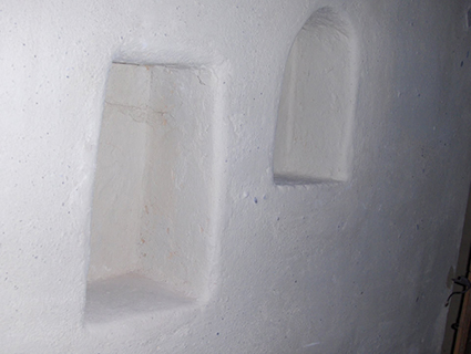 Ristrutturazione e ampliamento, con tecniche di bioedilizia, di un fabbricato ad uso residenza, Bed & Breakfast e annesso rustico. Intonaci in terra cruda con intrusioni.