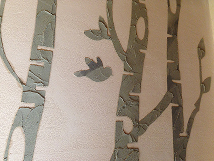 Progettazione e realizzazione di una parete con finitura in terra cruda con intrusioni e pattern superficiali in un’abitazione. Il bosco di Betulle