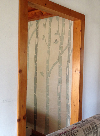 Progettazione e realizzazione di una parete con finitura in terra cruda con intrusioni e pattern superficiali in un’abitazione. Il bosco di Betulle