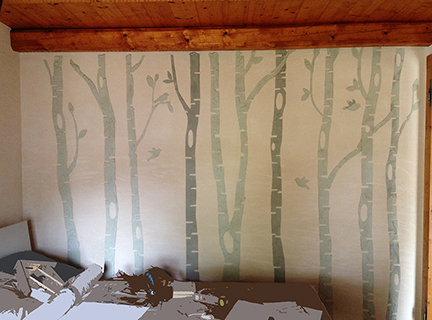Progettazione e realizzazione di una parete con finitura in terra cruda con intrusioni e pattern superficiali in un’abitazione. Il bosco di Betulle