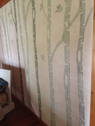 Progettazione e realizzazione di una parete con finitura in terra cruda con intrusioni e pattern superficiali in un’abitazione. Il bosco di Betulle