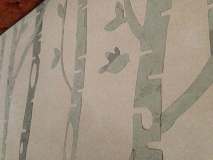 Progettazione e realizzazione di una parete con finitura in terra cruda con intrusioni e pattern superficiali in un’abitazione. Il bosco di Betulle