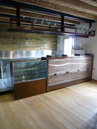 Progetto di restauro e di trasformazione con studio d’interni e di arredi, di un fabbricato rurale ad uso locale agriturismo Club Rock.