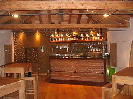 Progetto di restauro e di trasformazione con studio d’interni e di arredi, di un fabbricato rurale ad uso locale agriturismo Club Rock.