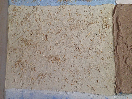 Progettazione e realizzazione di una parete con finitura in terra cruda con intrusioni e pattern superficiali in un’abitazione. Patchwork di Terra